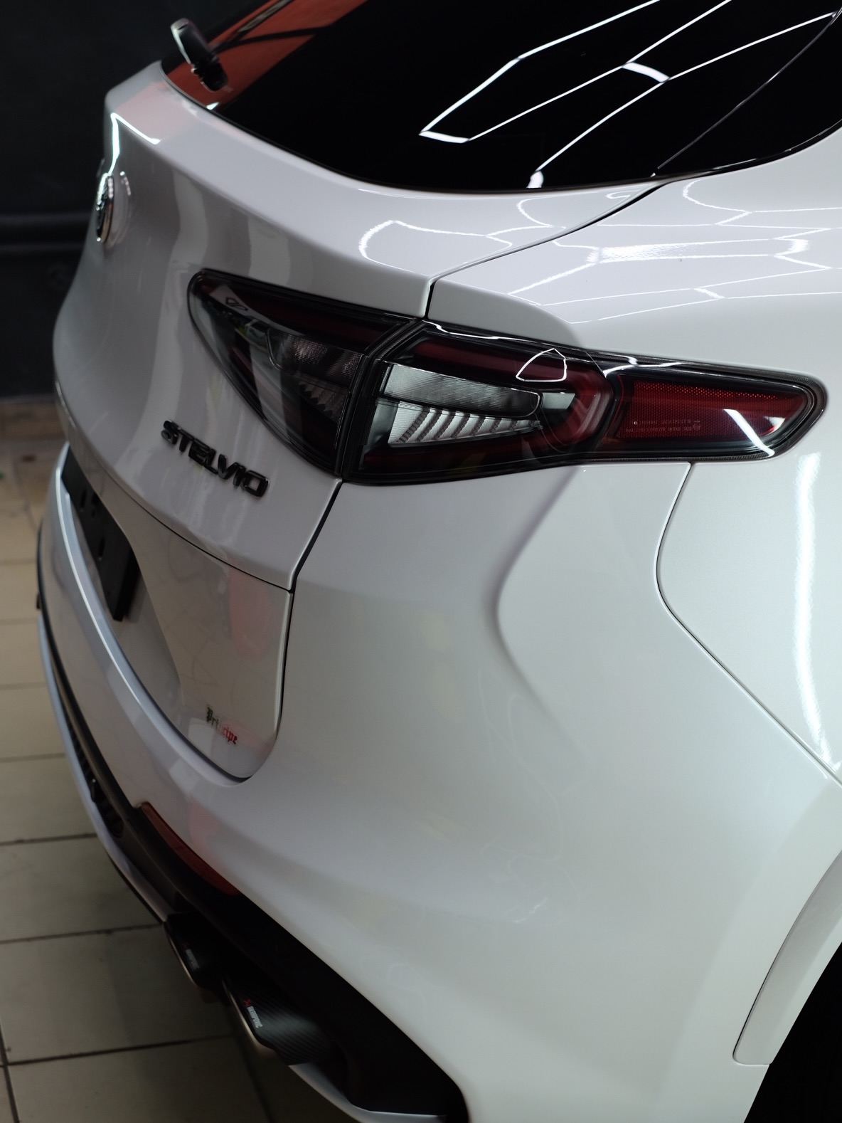 Biele Alfa Romeo Stelvio Q4 po detailingu