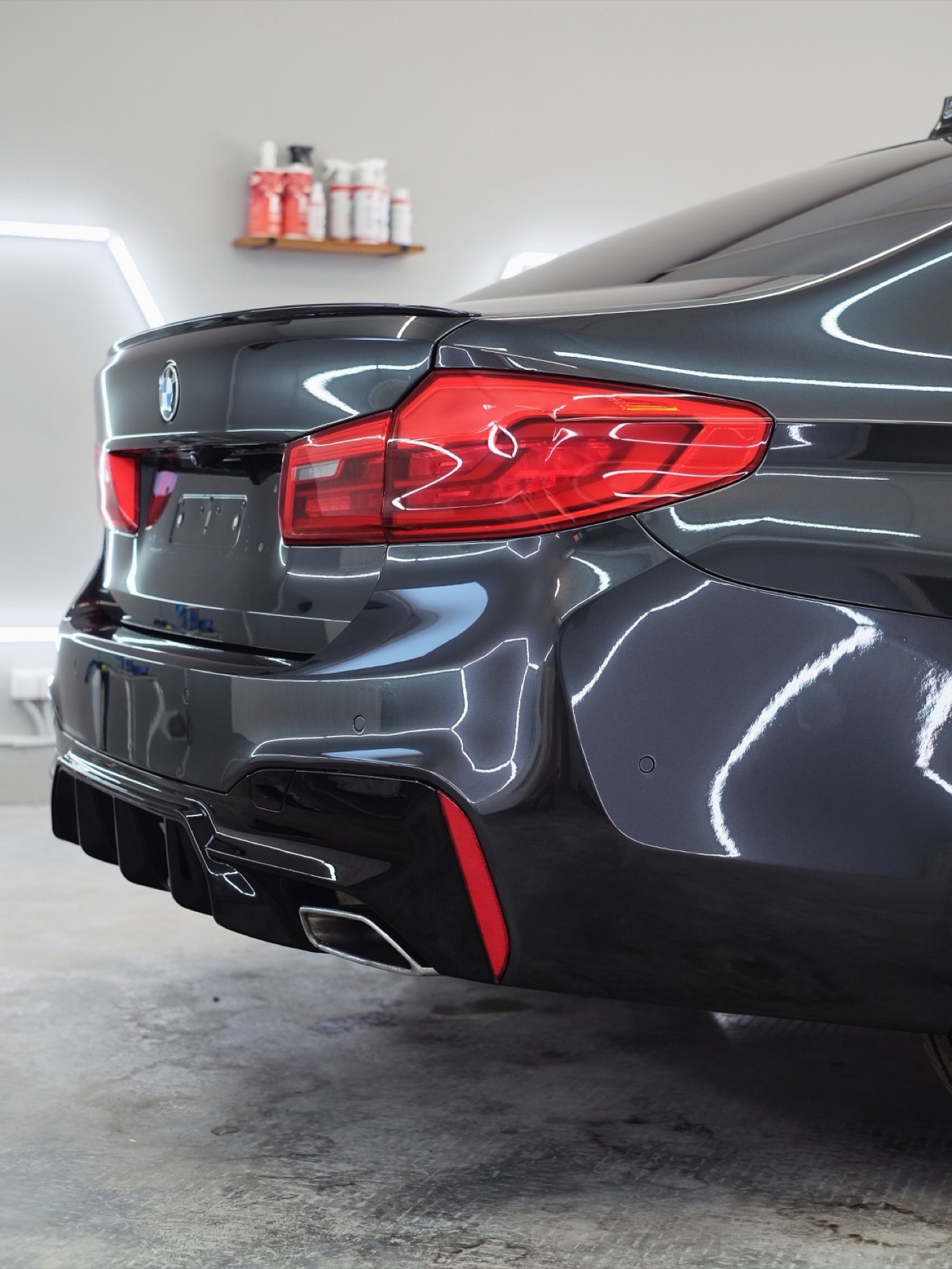 Zadná časť BMW 540i s vylešteným lakom v štúdiu