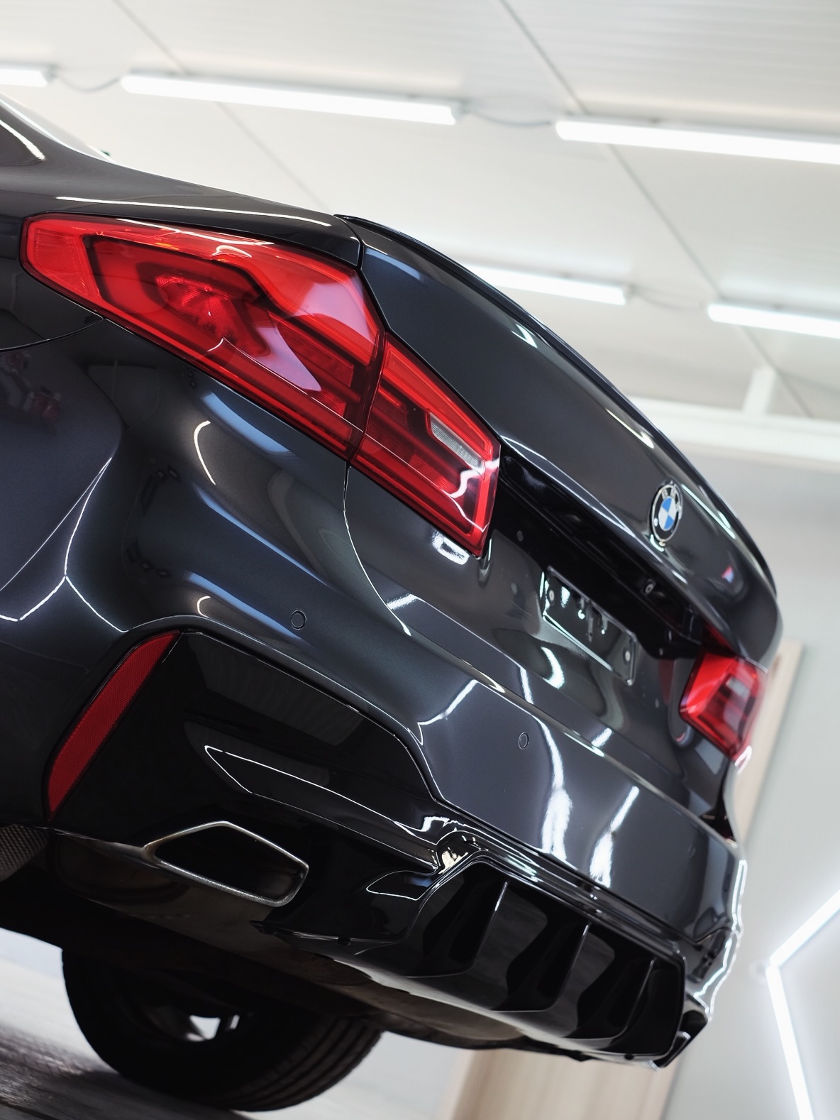 Detail zadnej časti BMW 540i po starostlivosti v štúdiu