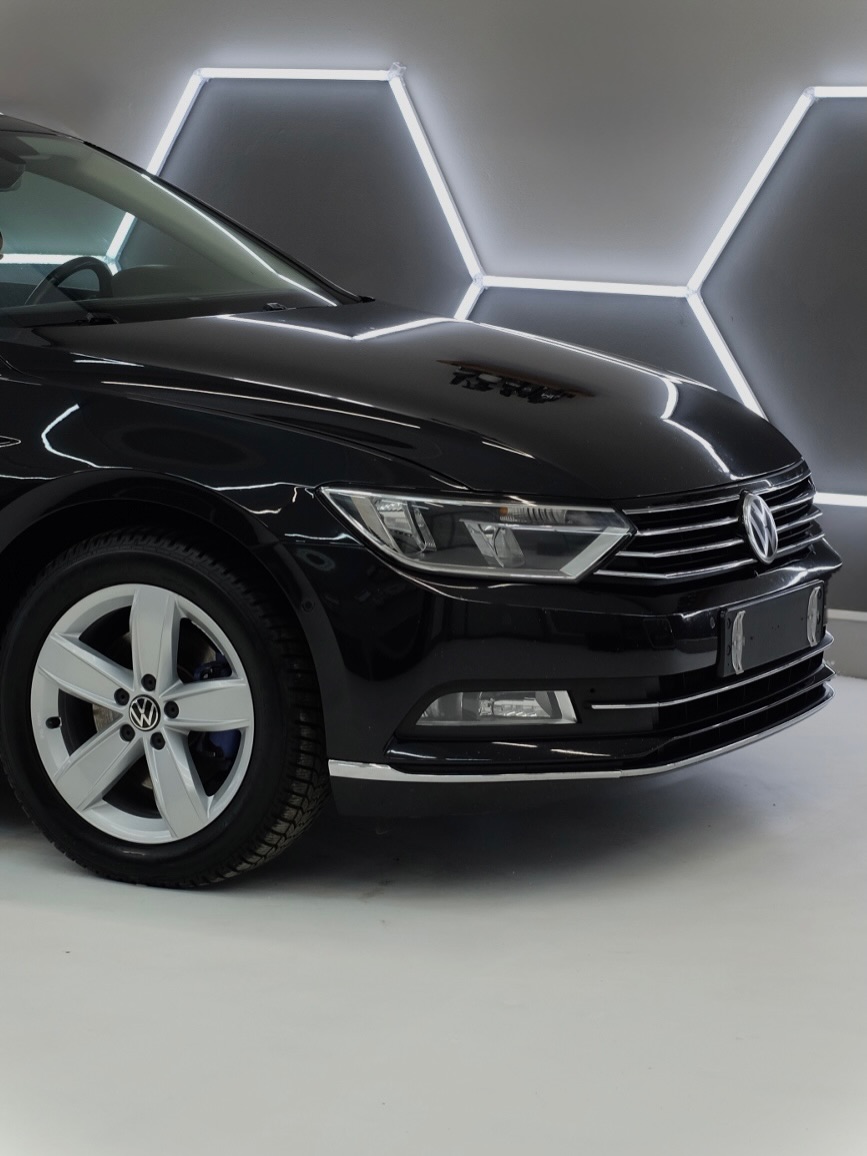 Čierny Volkswagen Passat Variant po leštení laku v detailingovom štúdiu