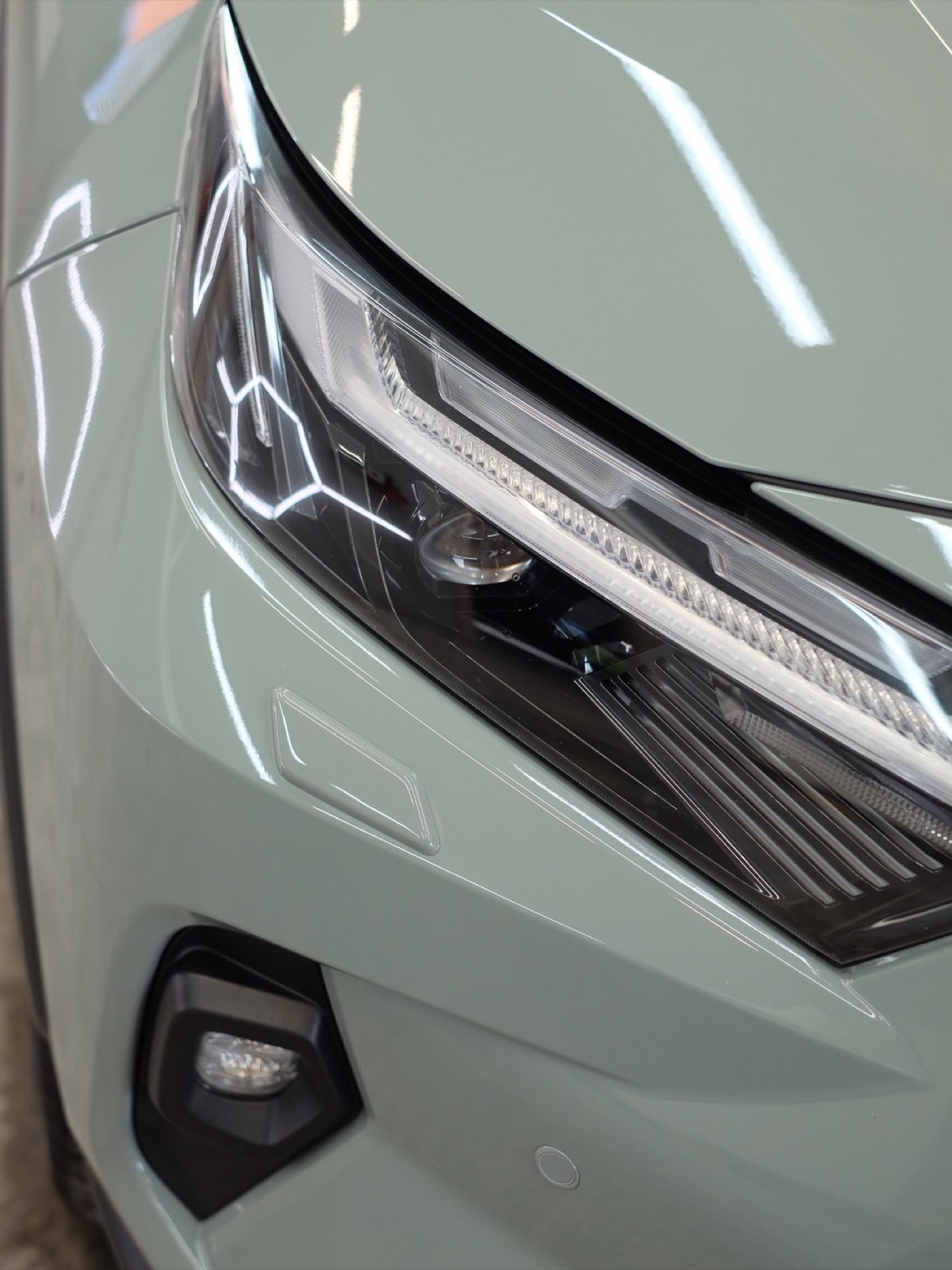 Detail predného svetla Toyota RAV4 po ochrane